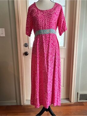 Vintage Baju M  dress pink floral, short sleeve, scoop neck. Tie waist.